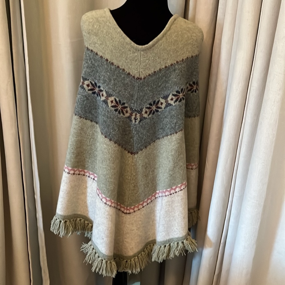 Wool poncho - Picture 2 of 5